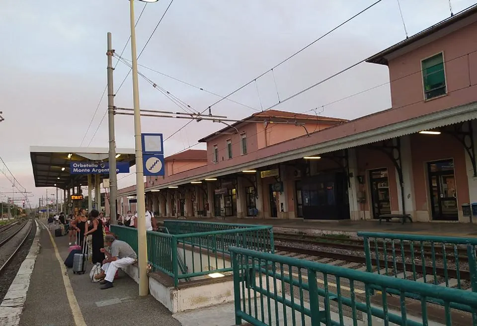 Linea Tirrenica in tilt, ritardi fino a cinque ore: protesta dei pendolari