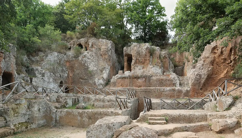 Sovana, il borgo etrusco tra necropoli e cattedrale: guida alla visita