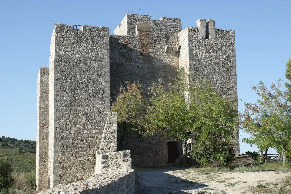 Orbetello, la Rocca di Talamone al Comune in cambio della sede alla Finanza
