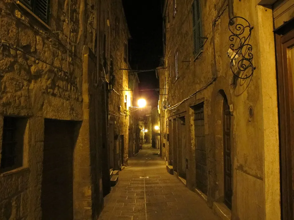 Pitigliano di notte: il belvedere illuminato e i punti panoramici migliori