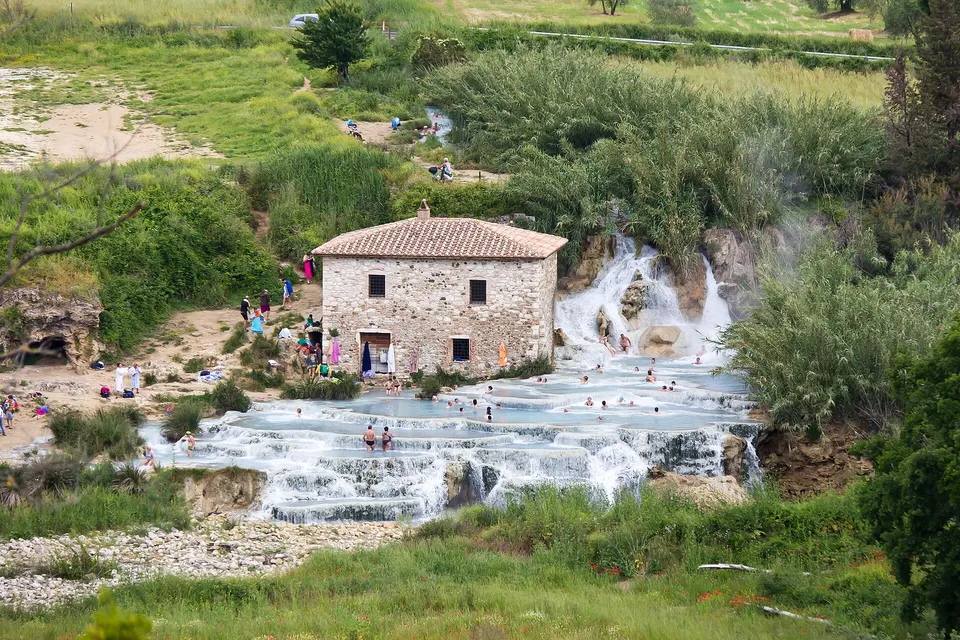 Terme di Saturnia: cosa sapere prima di andare tra cascata libera e stabilimento