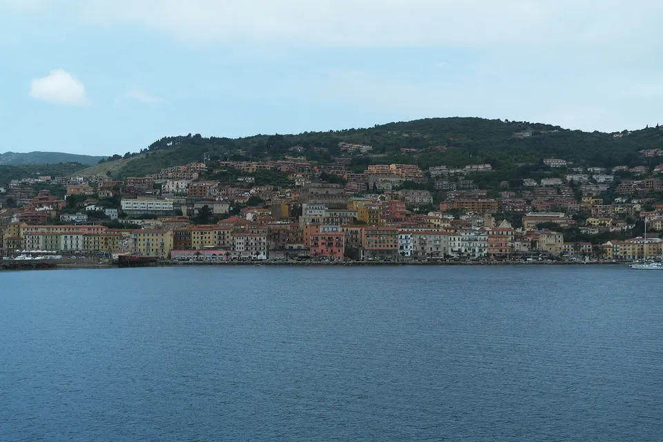 Pesca sportiva in mare in Maremma: regole, licenze e zone consentite lungo la costa