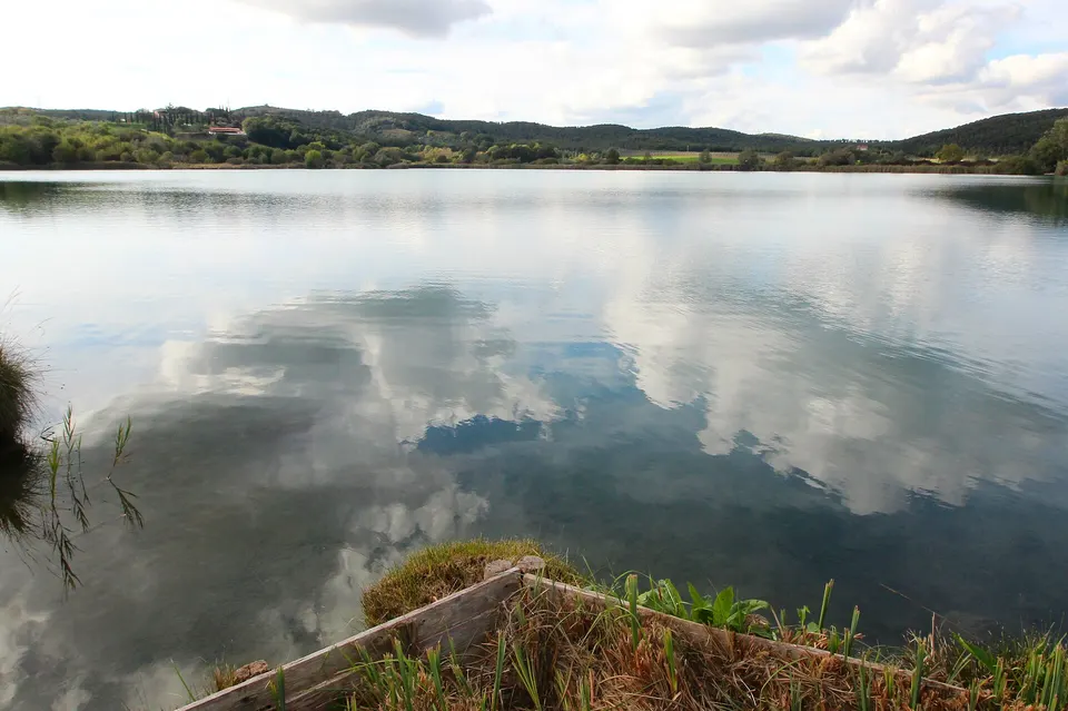 Lago dell'Accesa, l'autopsia esclude l'annegamento: ipotesi malore per Angelo Bruni