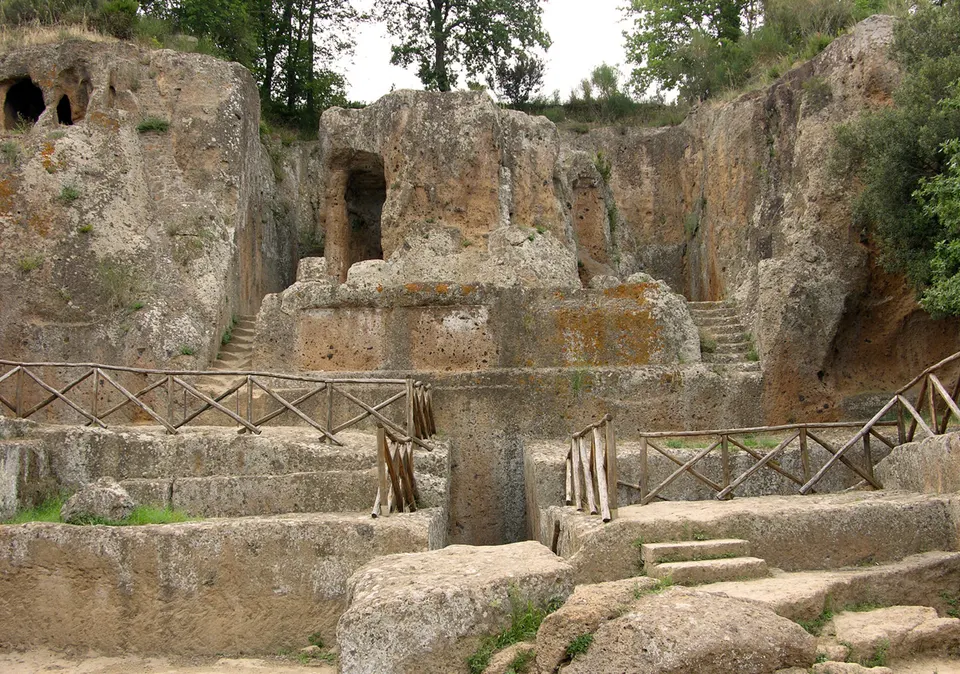 Necropoli di Sovana: guida alle tombe etrusche del Parco Archeologico delle Vie Cave