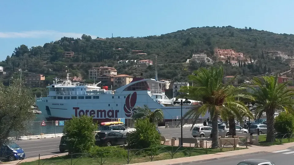 Porto Santo Stefano, polemica sulla ringhiera chiusa vicino allo sbarco dei traghetti