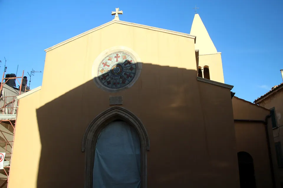 Capalbio, il borgo murato della Maremma: passeggiata tra mura e vicoli