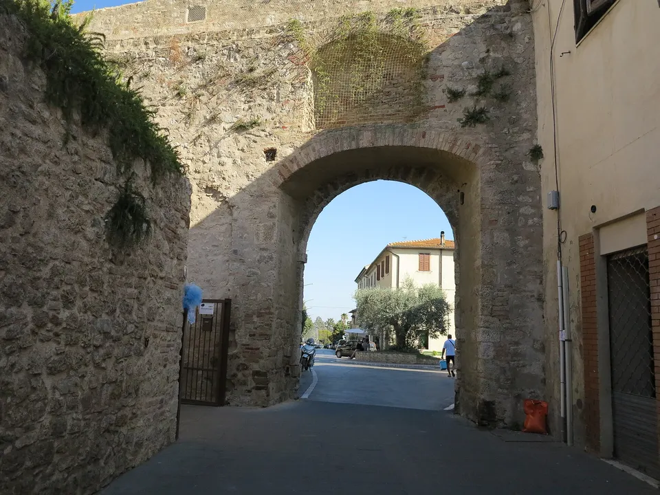 Magliano in Toscana: itinerario tra le mura etrusche e l'olivo millenario
