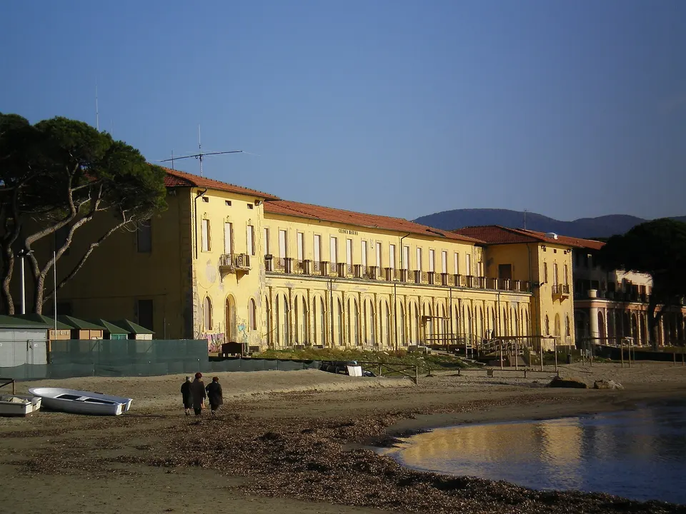 Follonica, domenica pulizia di pineta e spiaggia con Plastic Free Onlus