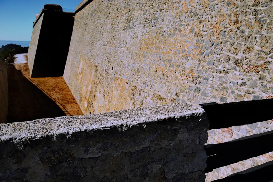 Giani visita le mura di Porto Ercole e il cantiere del Bastione di Santa Barbara