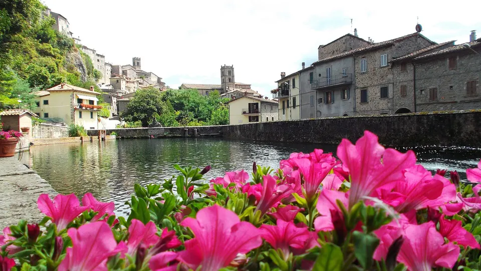 Santa Fiora, il borgo dell'acqua sull'Amiata: itinerario tra Peschiera e Pieve