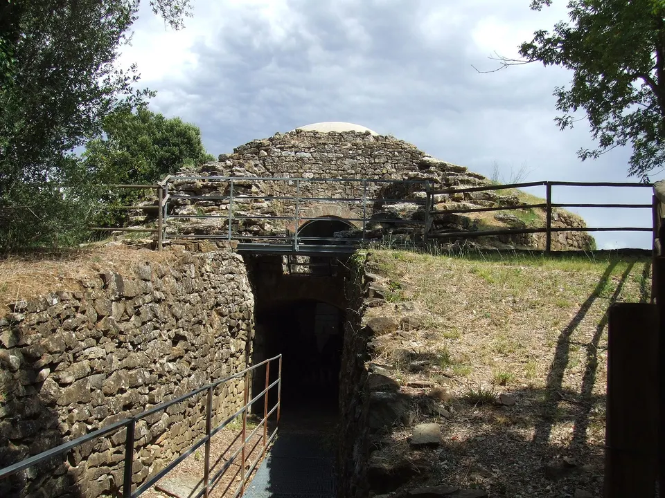 Area Archeologica di Vetulonia: la città etrusca tra tombe monumentali e mura