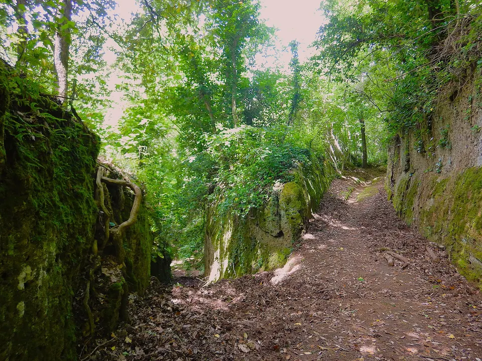 Arrampicata sul tufo a Pitigliano e Sorano: dove si pratica e cosa sapere
