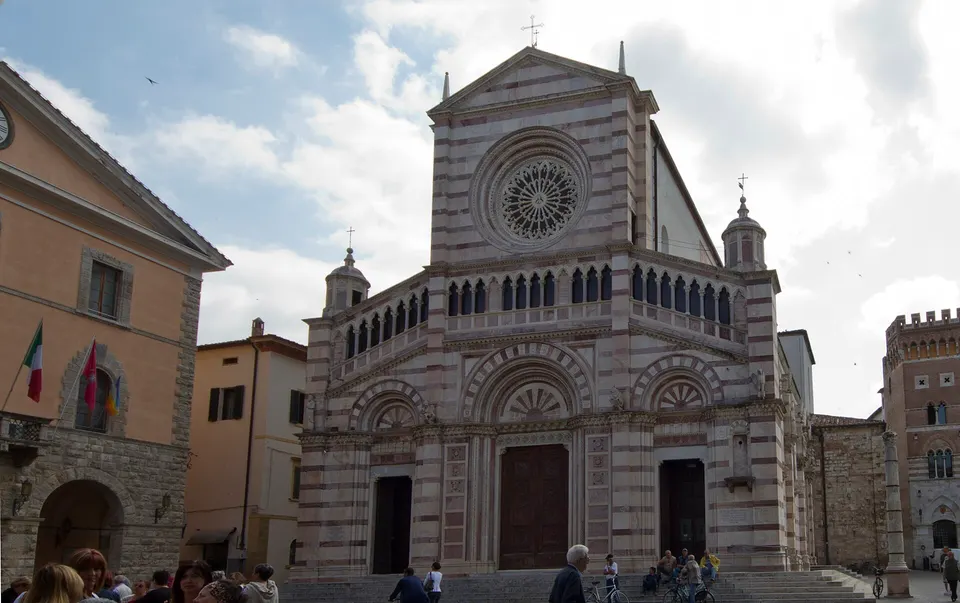 Grosseto, piazza Duomo si riempie di studenti per il Giro d'Italia per la Pace