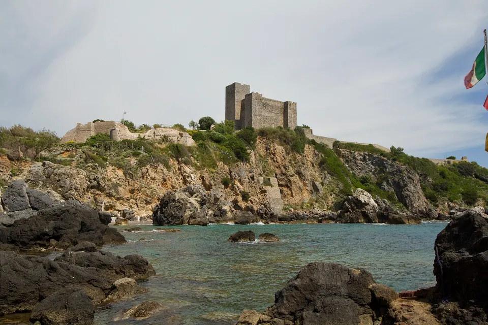 Rocca di Talamone, il Comitato contesta Casamenti: «Nessuna acquisizione negli atti»