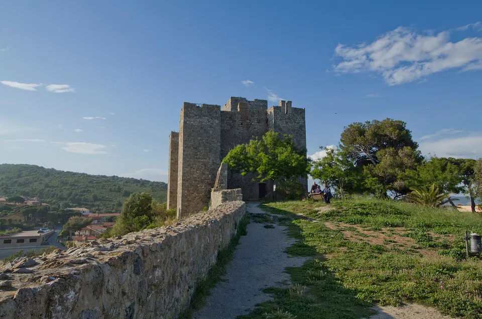 Rocca di Talamone, Casamenti replica al Comitato: «Nessun bluff, diventerà del Comune»