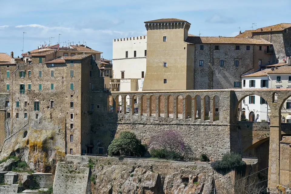 Cosa vedere a Pitigliano oltre il centro storico: l'acquedotto mediceo e Palazzo Orsini