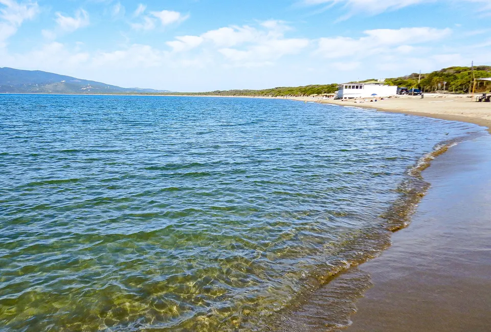 Spiaggia della Feniglia a Orbetello: parcheggi, pineta e accesso alla riserva