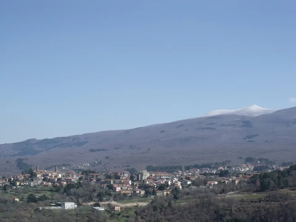 Castel del Piano: itinerario nel borgo tra piazze, chiese e il Palio