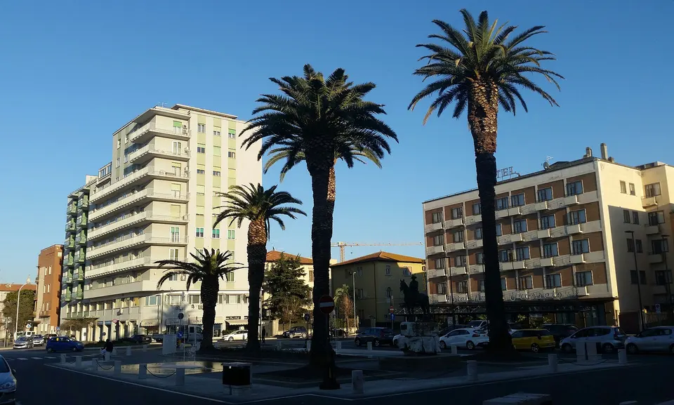 Grosseto, controlli dei Carabinieri: denunciato un 25enne con hashish in piazza Marconi