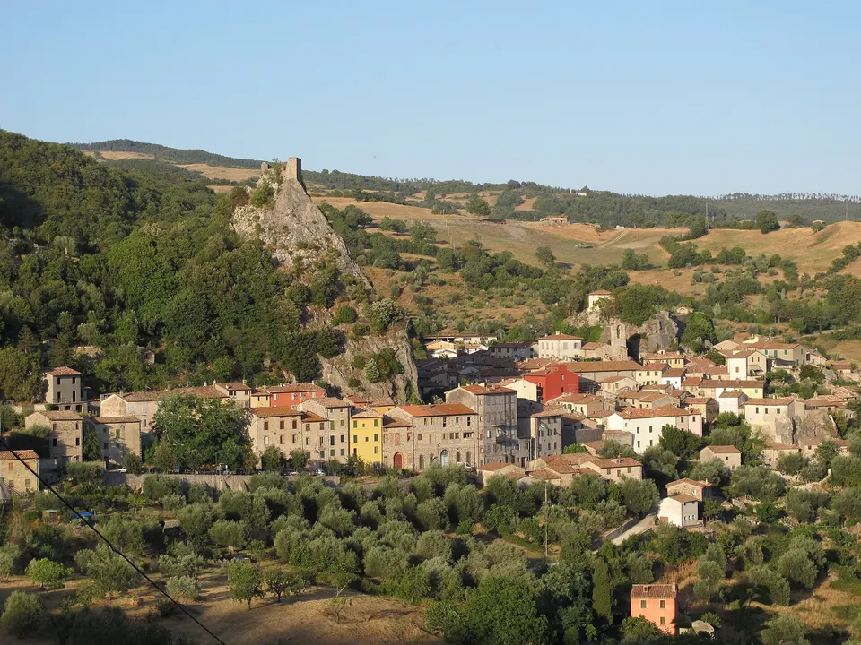 Roccalbegna, il borgo tra due rocche: itinerario a piedi e punti panoramici