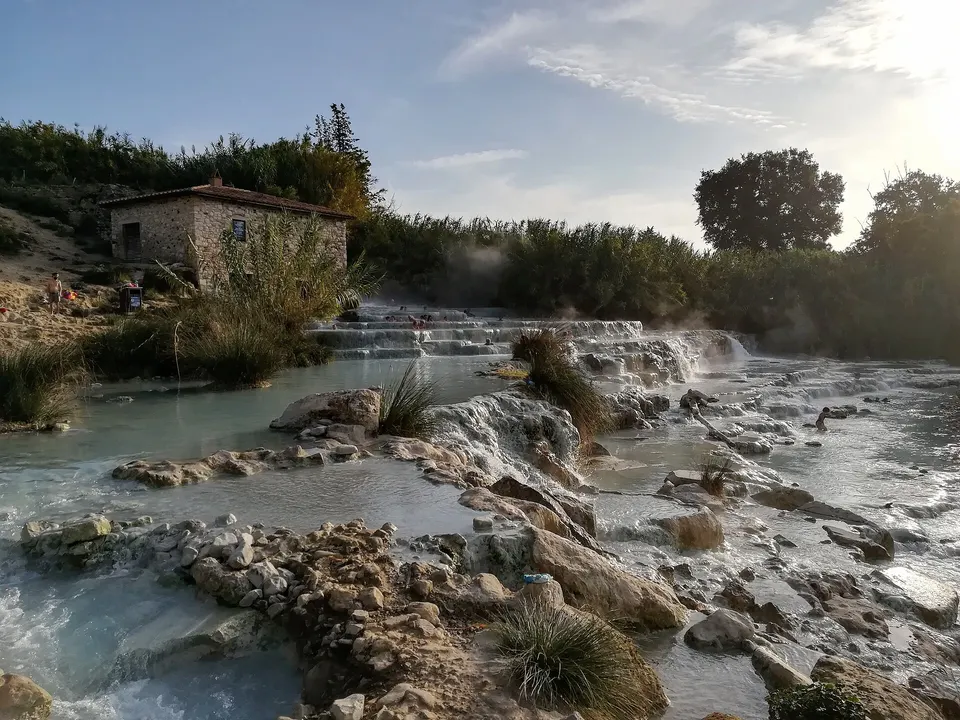Il termalismo etrusco in Maremma: dalle terme romane di Roselle alle vie cave di Sovana