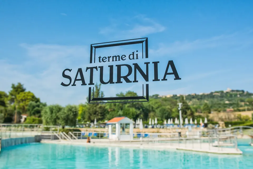 Terme di Saturnia a settembre 2026: orari aggiornati, prezzi ingresso e cascata gratuita