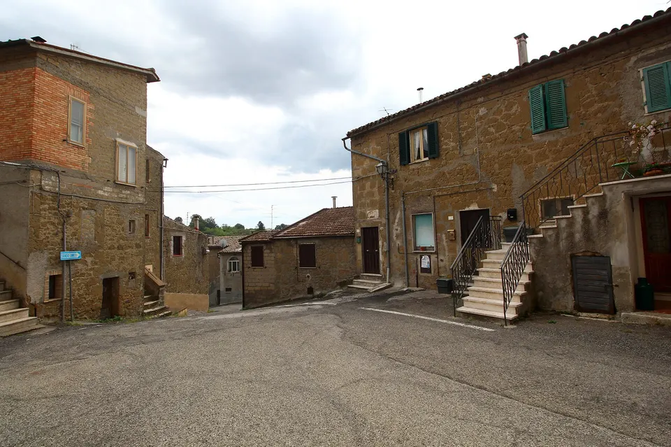 Sorano, rimossi i cassonetti a San Quirico dopo il confronto con Sei Toscana