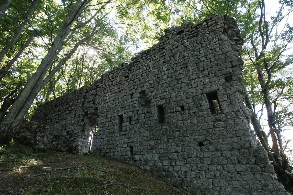 Castello di Sassoforte: trekking tra le rovine della fortezza aldobrandesca a Roccastrada