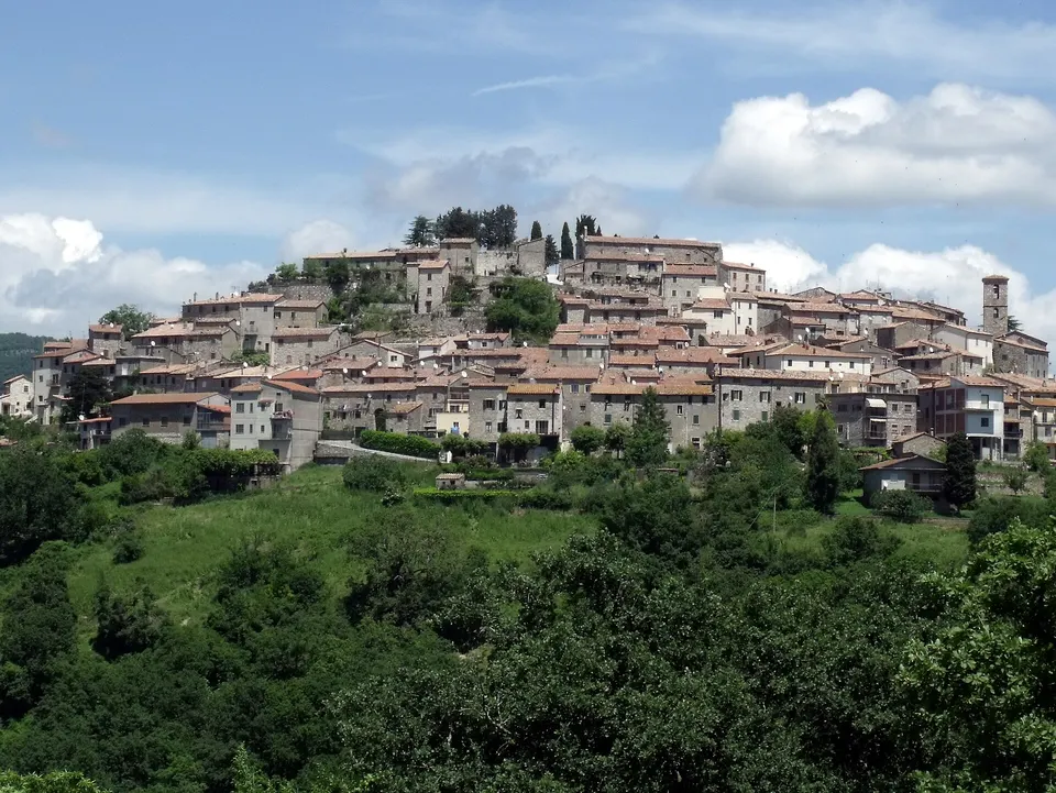 Semproniano, il balcone della Maremma: itinerario nel borgo e belvedere sulla valle del Fiora