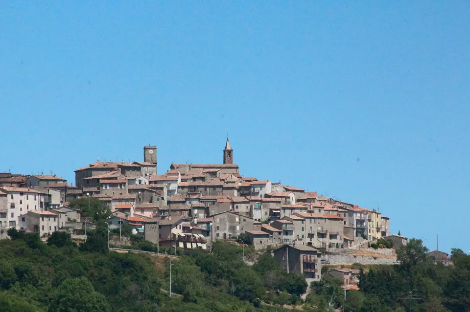 Castell'Azzara, tra il Sasso e le grotte: itinerario a piedi nel centro storico