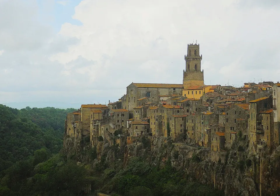 Cattedrale dei Santi Pietro e Paolo a Pitigliano: guida alla visita del Duomo