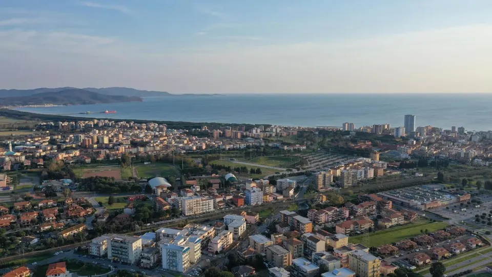Follonica, Maciej Piotr Vella pubblica il suo primo libro: "La truffa del futuro"