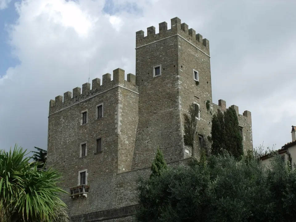 Manciano, la porta della Maremma: itinerario nel centro storico e belvedere