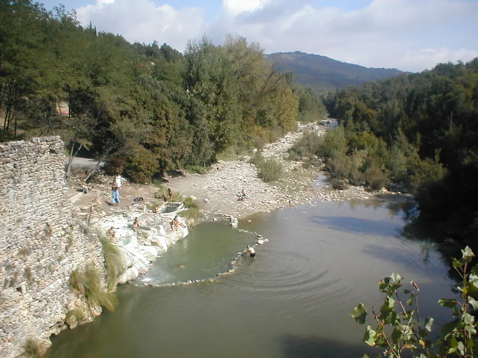 Bagni di Petriolo: storia, rovine e vasche termali sul fiume Farma