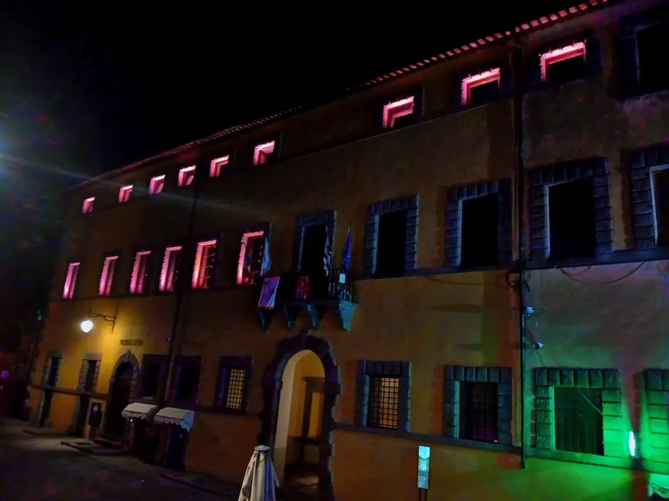 Santa Fiora, il Palazzo comunale si illumina di rosa per la prevenzione del tumore al seno