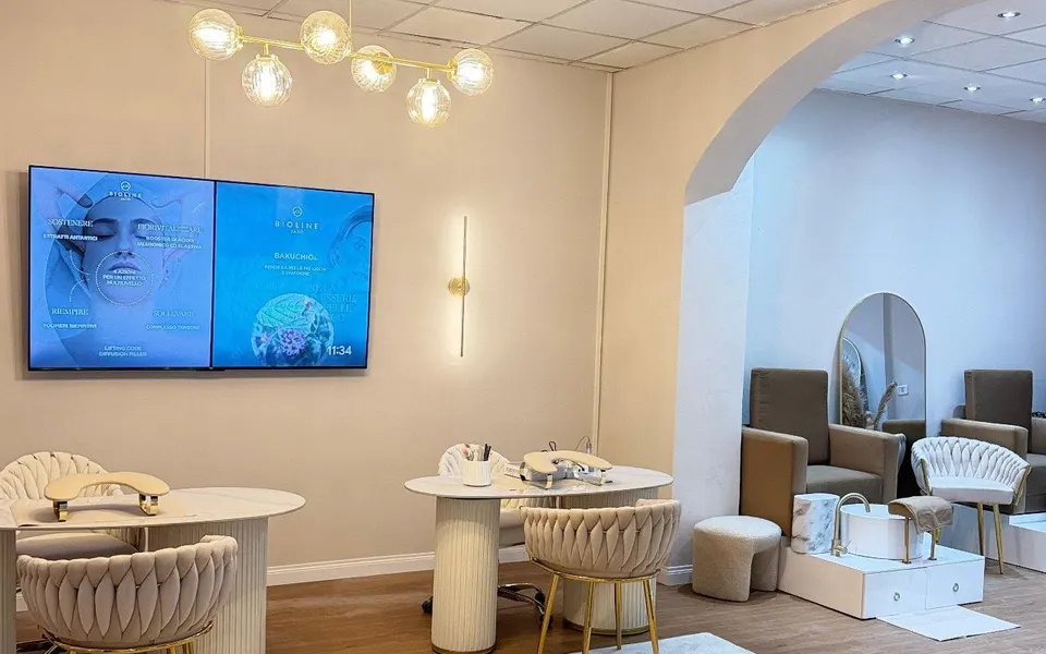 La sala di Maison Angelina a Grosseto: postazioni per le unghie, poltrone e specchi