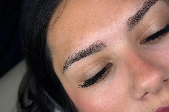 Trucco permanente hair stroke sulle sopracciglia da Maison Angelina