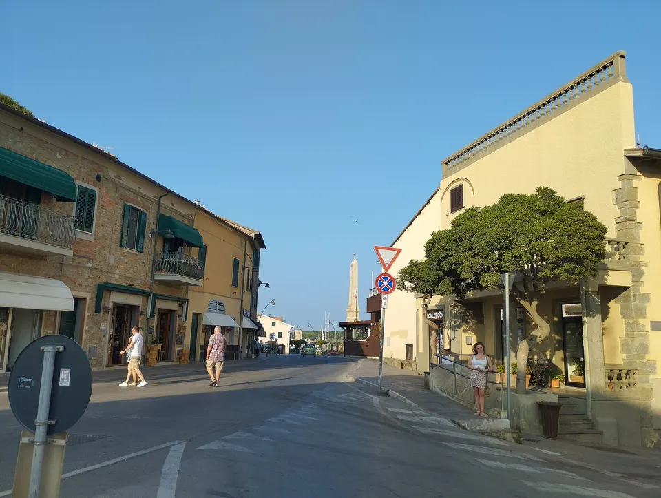 Castiglione della Pescaia accende di arancione l'Albero dell'Accoglienza