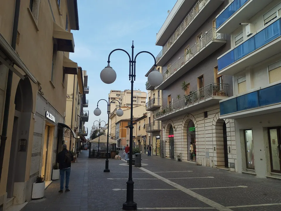 Follonica, ondata di furti nei locali: almeno 12 denunce in venti giorni