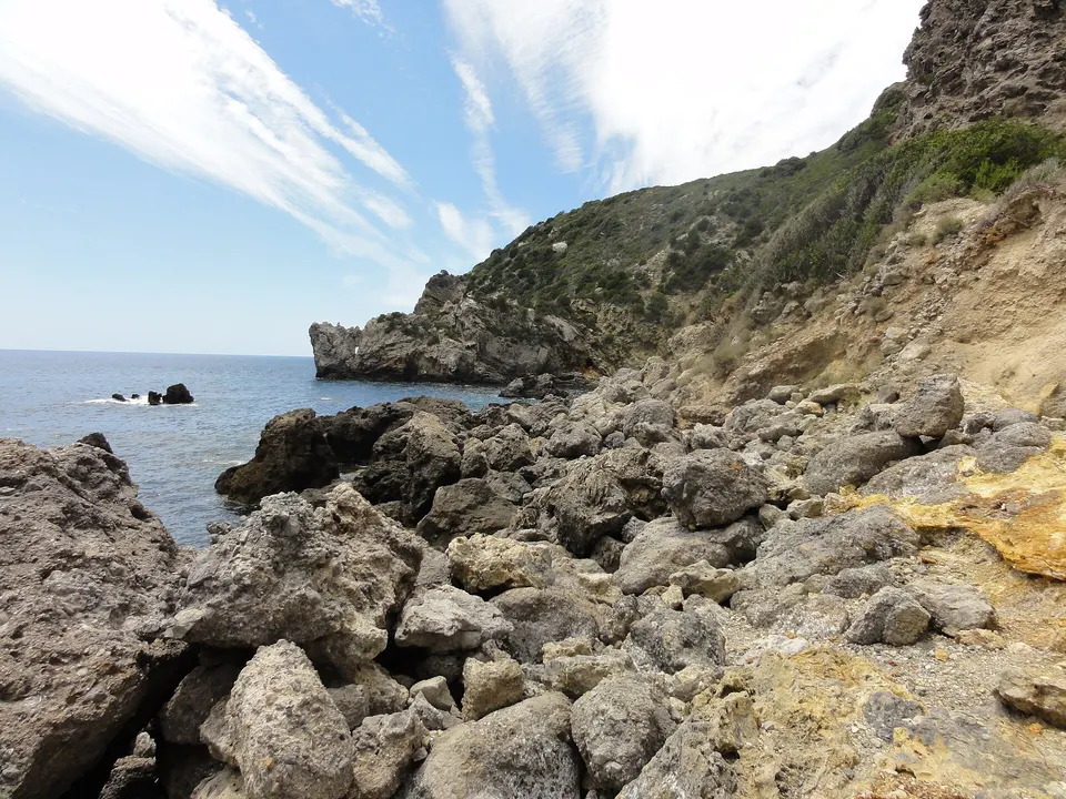 Cala dell'Allume e le calette dell'Isola del Giglio: guida ai sentieri costieri