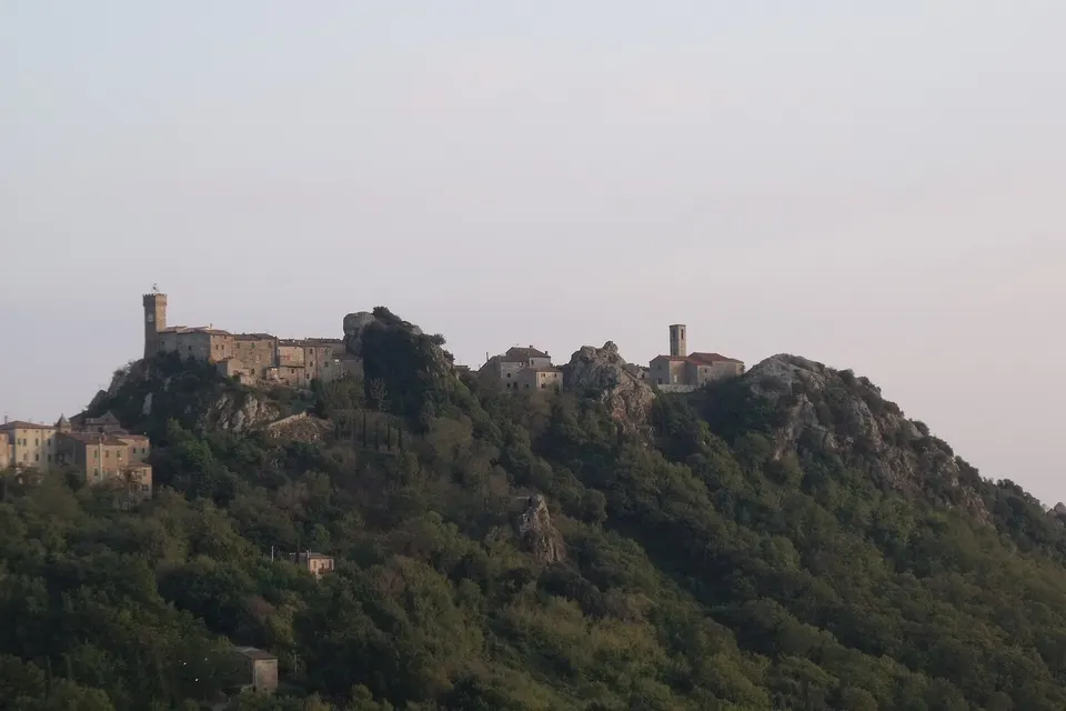 Sassofortino e Roccatederighi: due borghi di Roccastrada da scoprire a piedi
