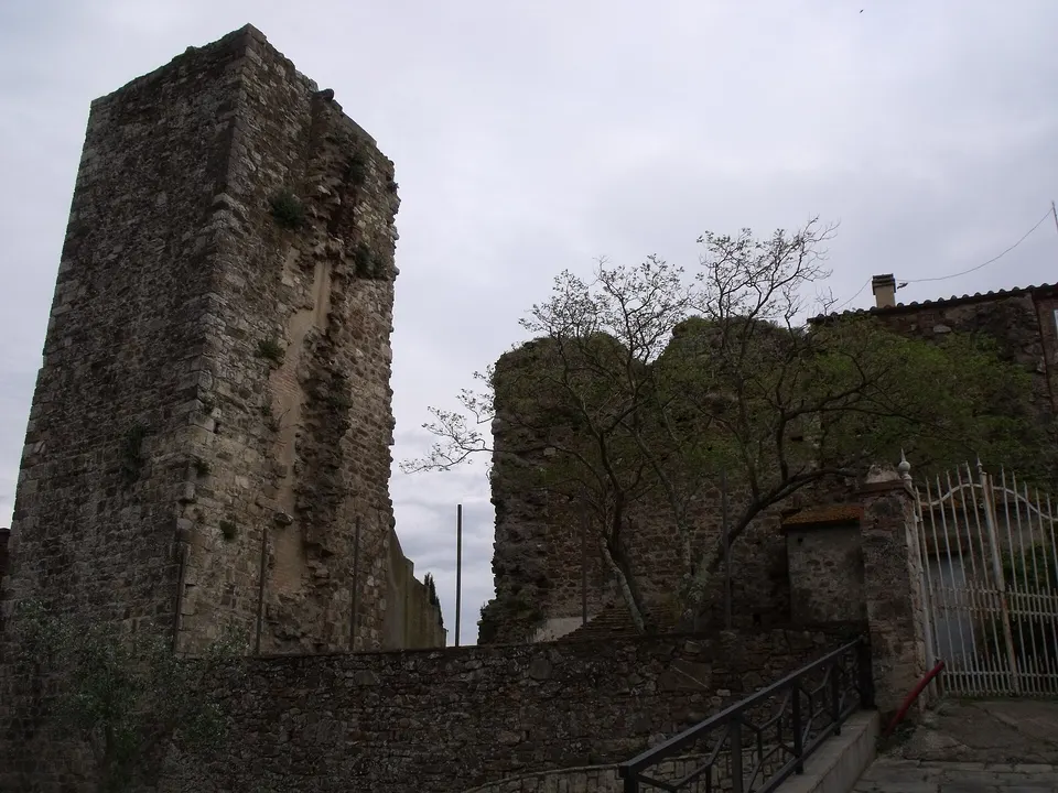 Campagnatico, il borgo di Dante: itinerario a piedi tra rocca e vista sull'Ombrone