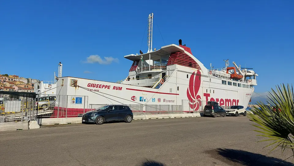 Parcheggi a Porto Santo Stefano: dove lasciare l'auto per il traghetto del Giglio