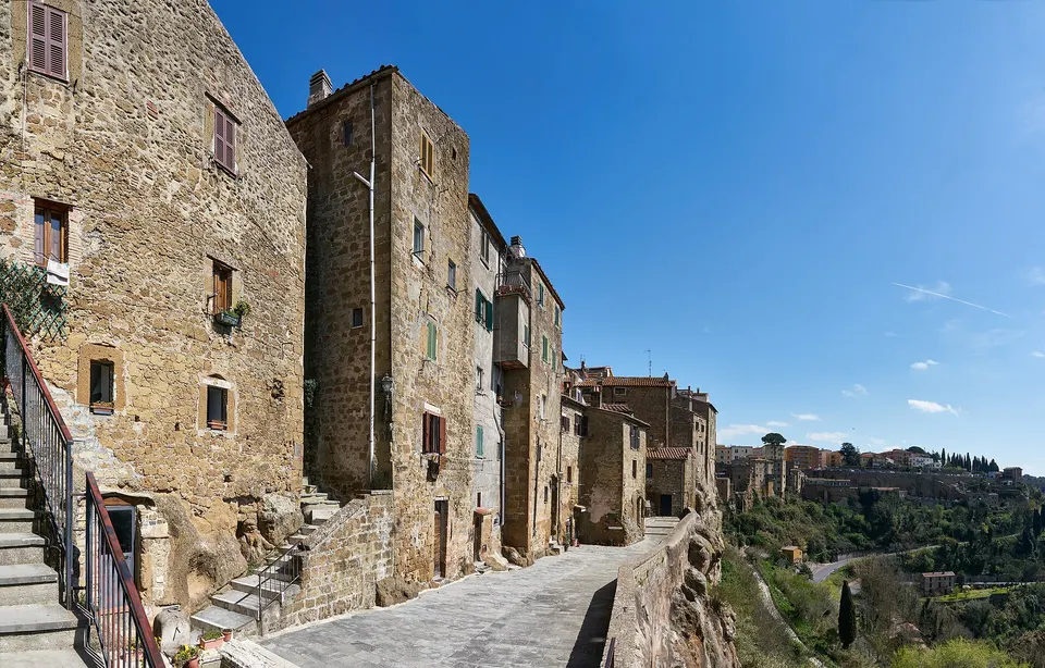 01664 ITA Tuscany Pitigliano E seen from city wall V P