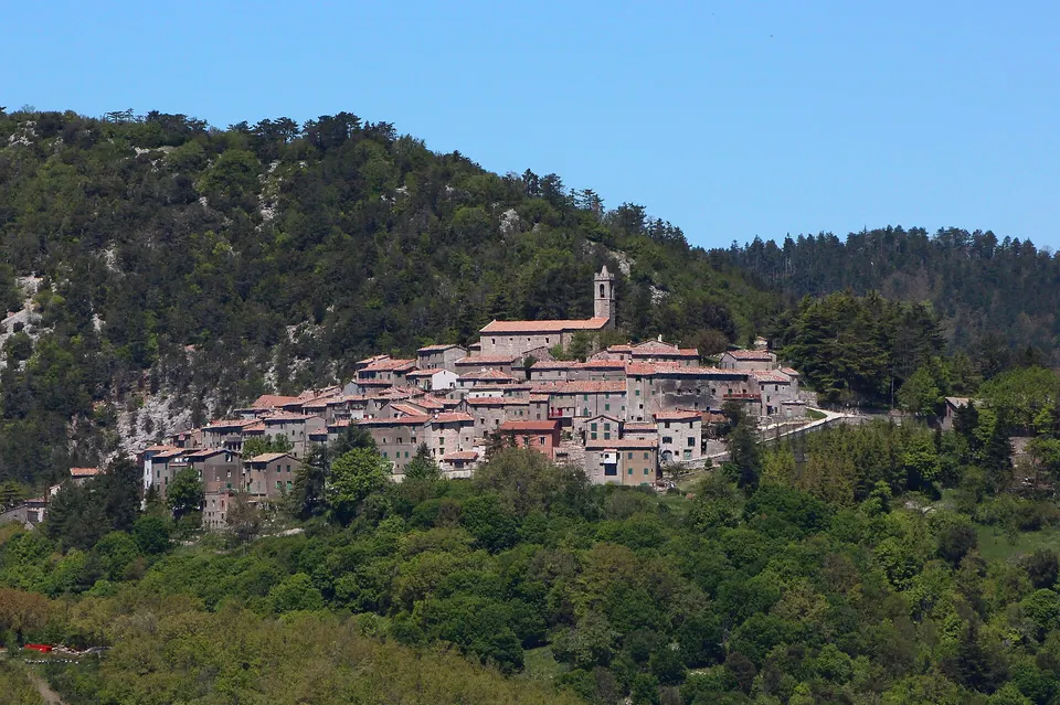 Gerfalco, le Giornate FAI aprono la miniera di calcite nera di Poggio Muti: orari, biglietti e come arrivare