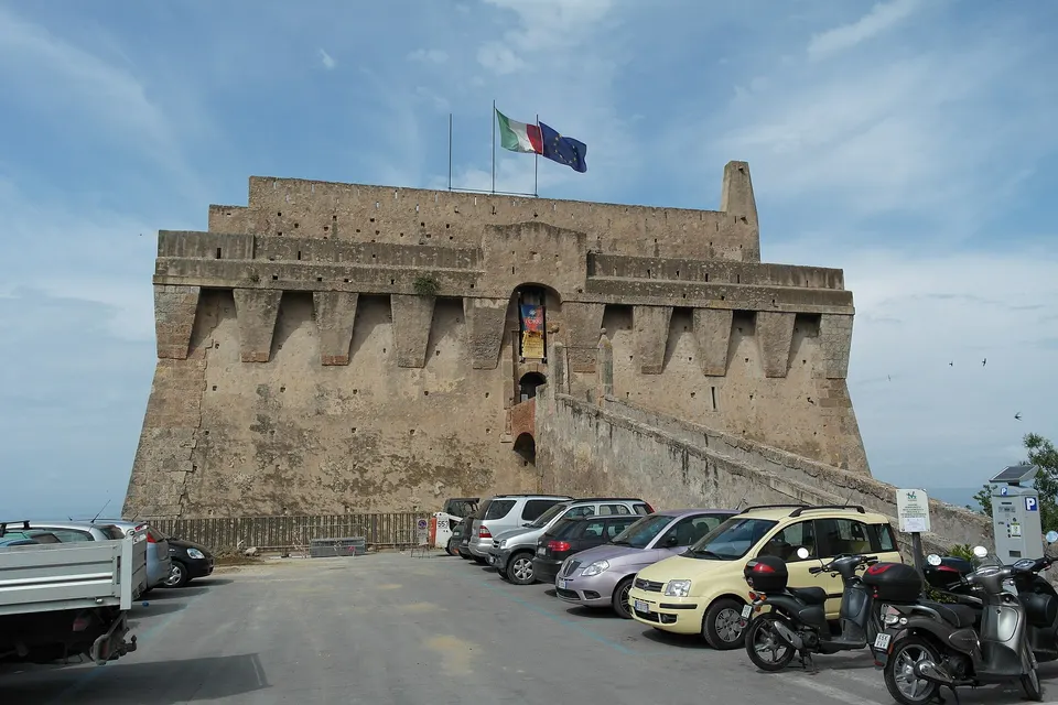 Porto Santo Stefano: cosa vedere tra Fortezza Spagnola, Acquario e lungomare di Giugiaro