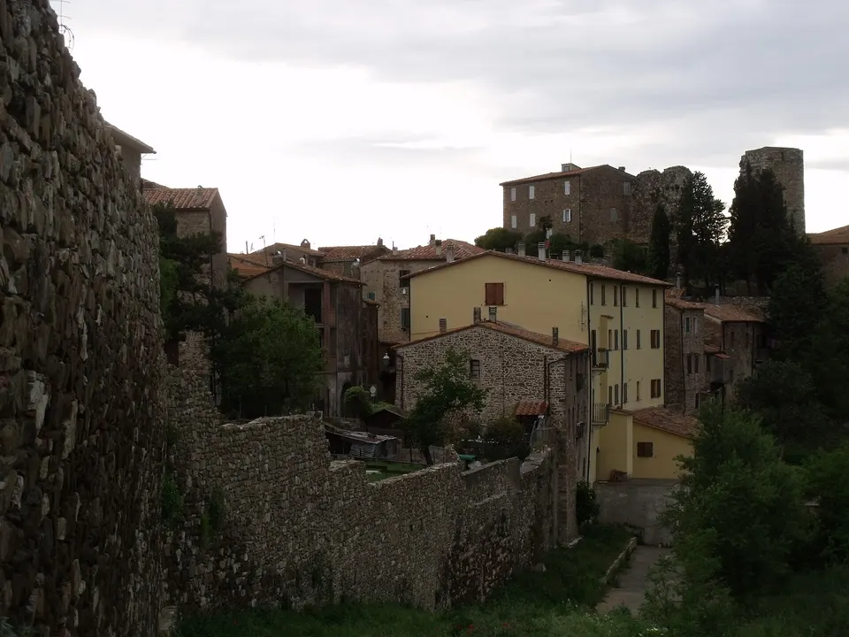Campagnatico, il borgo del castello sull'Ombrone: itinerario tra le mura aldobrandesche