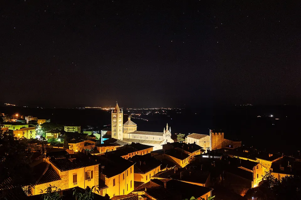 Massa Marittima, vista notturna della città