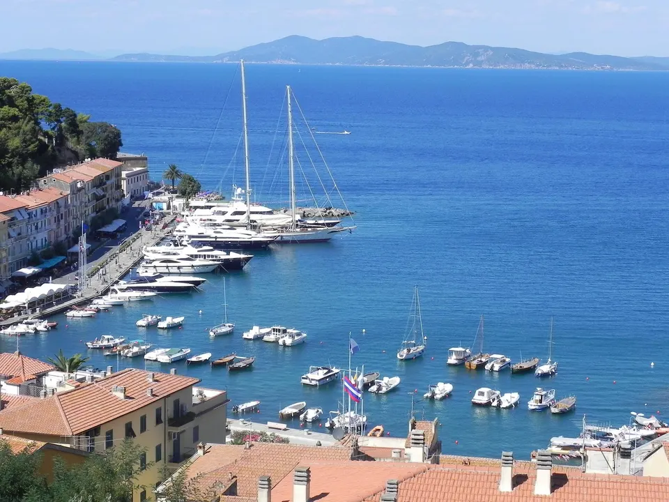 Panoramica sul porto vecchio di Porto Santo Stefano.
