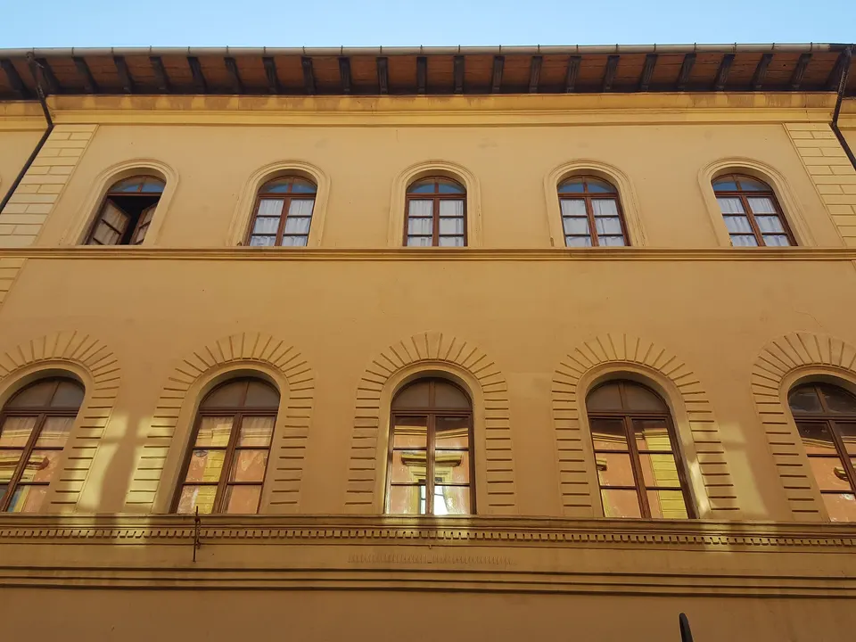 Facciata della scuola elementare Gino Tombari a Grosseto